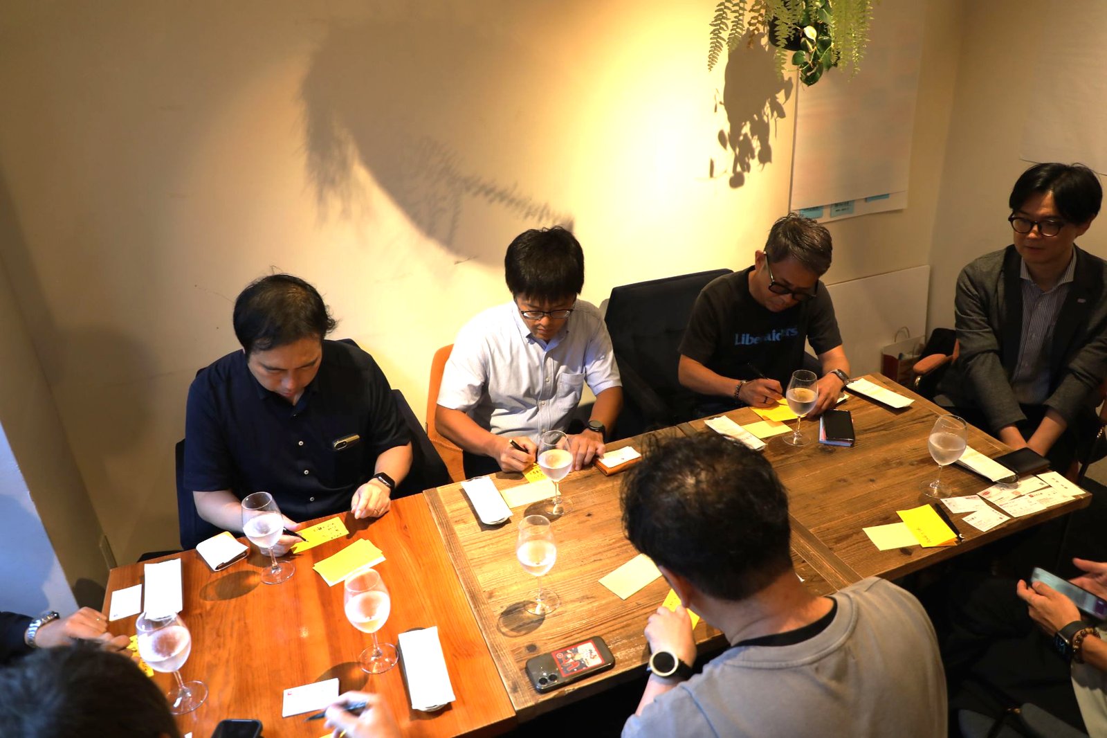 付箋に書き出しながら議論する参加者
